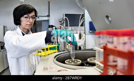 Laborassistent untersucht Impfstoff gegen Coronavirus, COVID-19 Pandemie, CureVac GmbH im Technologiepark Tübingen-Reutlingen Stockfoto
