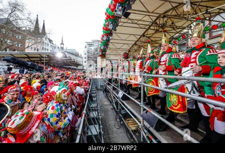 Farbenfroh kostümierte Karnevalisten feiern Karneval in Köln, an Weiberfastnacht wird traditionell der Straßenkarneval am Alter Markt eröffnet Stockfoto