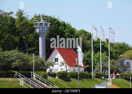 Strandpromenade mit Grenzturm Ostsee, ehemaliger Wachturm der Grenzbrigade Küste der Grenztruppen der DDR, Kuehlungsborn Stockfoto