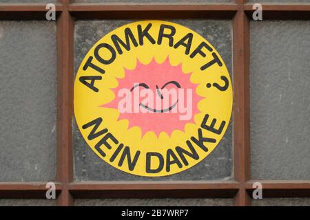 Aufkleber Atomkraft Nein Danke an einem alten Fenster, Deutschland Stockfoto