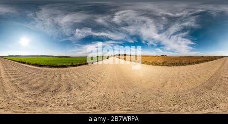 360 Grad Panorama Ansicht von Volle nahtlose, kugelförmige hdri Panorama-360-Grad-Ansicht auf der Schotterstraße zwischen den Feldern am sonnigen Herbsttag mit atemberaubenden Wolken in äquirechteckiger pr