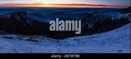 Dochia Chalet und Toaca Peak bei Sonnenaufgang in den Ceahlău Mountains National in der Wintersaison, Luftwinterlandschaft Stockfoto