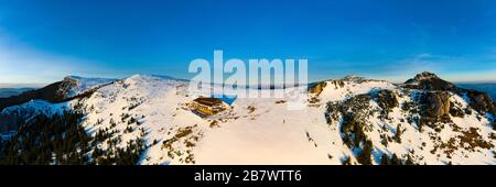 Dochia Chalet und Toaca Peak bei Sonnenaufgang in den Ceahlău Mountains National in der Wintersaison, Luftwinterlandschaft Stockfoto