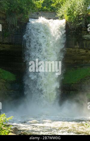 Minnehaha Falls in Minneapolis, Minnesota im Sommer Stockfoto