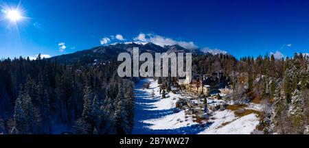 Luftdrone mit Panoramablick auf ein wunderschönes Schloss Peles in Sinaia in der Wintersaison, Siebenbürgen, Rumänien Stockfoto