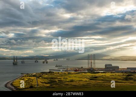 Cromarty Firth an der Ostküste Schottlands von Nigg Hill. Zeigen des Nigg Fabrication Yard und der Öl- und Gasplattformen, die im Firth verankert sind Stockfoto