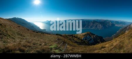 Blick auf den Gardasee vom Monte Baldo, Italien.Panorama auf den wunderschönen Gardasee, der im Herbst von Bergen umgeben ist Stockfoto