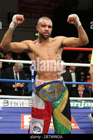 Rendall Munroe (mehrfarbig bemehlte Shorts, The Boxing Binman) besiegt Simone Maludrottu in einem Super-Bantagewicht-Boxwettkampf um den europäischen EBU-Titel Stockfoto