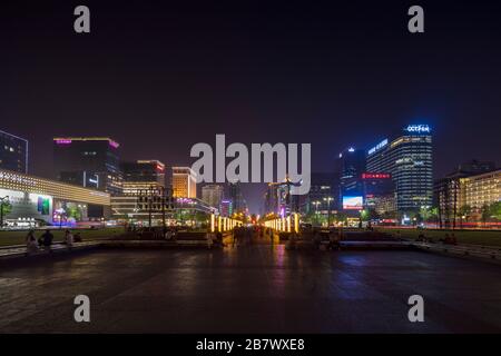 Nachtansicht der Nanguan Main Street, Xian, China vom Huancheng Park neben der Xi'an Mauer Yongningmen Nordtor. Stockfoto