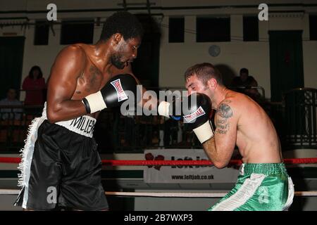 Dalton Miller (schwarze/weiße Shorts) besiegt Chris Brophy in einem Boxwettbewerb im Mittelgewicht in der York Hall, Bethnal Green, gefördert von Miranda Carter/Left Stockfoto