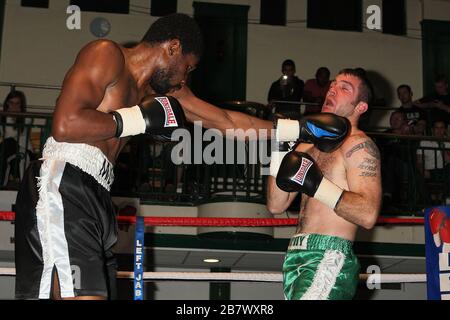 Dalton Miller (schwarze/weiße Shorts) besiegt Chris Brophy in einem Boxwettbewerb im Mittelgewicht in der York Hall, Bethnal Green, gefördert von Miranda Carter/Left Stockfoto