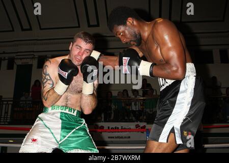 Dalton Miller (schwarze/weiße Shorts) besiegt Chris Brophy in einem Boxwettbewerb im Mittelgewicht in der York Hall, Bethnal Green, gefördert von Miranda Carter/Left Stockfoto