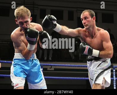 Ben Jones (Silber-Shorts) zieht mit Gavin Reid in einem Federgewichts-Boxwettkampf in der York Hall, Bethnal Green, gefördert von Matchroom Sports/Barry He Stockfoto