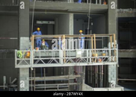 Gauß-Bläuling, Bauarbeiten an der Fassade des Gebäudes. Verschwommener Hintergrund Stockfoto