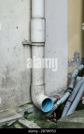 Drainage pvc-Rohre, pvc-Rohr für Abwasser verschmutzt, Ablaufleitungen an der Wand Stockfoto