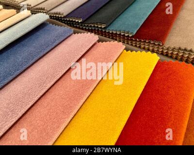 Stoffproben zum schmücken des Medels, Gardinen, bunte Stoffnuancen. Die Wahl zwischen verschiedenen Materialien für die Einrichtung zu Hause. Hintergrund, Textur Stockfoto
