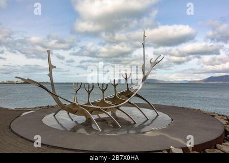 Die Sun Voyager Skulptur auf Faxa Bucht in Reykjavik, Island Stockfoto