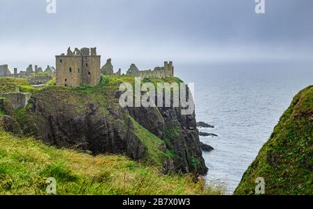 Dunnottar Castle Ruinen thronten an den Klippen des Aberdeenshire Coat, Schottland, an einem nebligen und regnerischen Sommertag. Stockfoto