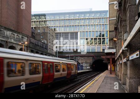 Blick auf den Büroblock von der Barbican Tube Plattform. Farringdon East Offices, Barbican, Großbritannien. Architekt: PLP-Architektur, 2020. Stockfoto