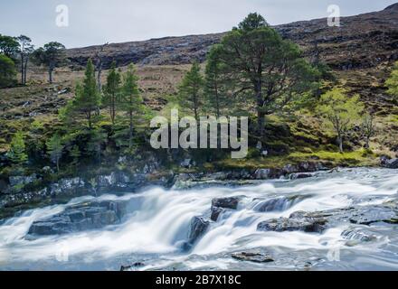 Fällt auf den Fluss Garbh uisge knapp unterhalb von Loch Monar am Kopf von Glen Strathrarar, der in den Fluss Farrar in den Highlands von Schottland leert Stockfoto