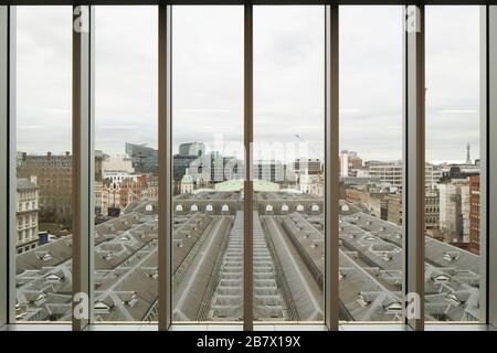 Blick vom Büro auf den Smithfield Market. Farringdon East Offices, Barbican, Großbritannien. Architekt: PLP-Architektur, 2020. Stockfoto