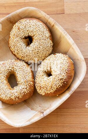 Korb mit frisch zubereiteten Sesamsaatbeuteln Stockfoto