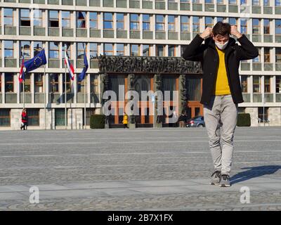 Laibach, Slowenien;12.03.2020.man trägt FFP3 Gesichtsschutzmaske, da sich im Stadtzentrum das neue Coronavirus Sars-CoV-2 und eine Grippe herausgebildet haben. Stockfoto