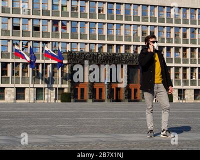 Laibach, Slowenien;12.03.2020.man trägt FFP3 Gesichtsschutzmaske, da sich im Stadtzentrum das neue Coronavirus Sars-CoV-2 und eine Grippe herausgebildet haben. Stockfoto