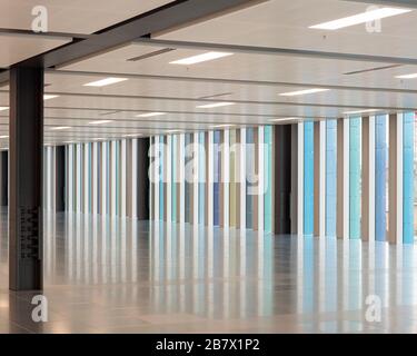 Blick auf farbige Terrakotta-Fliesen im Büro. Farringdon East Offices, Barbican, Großbritannien. Architekt: PLP-Architektur, 2020. Stockfoto