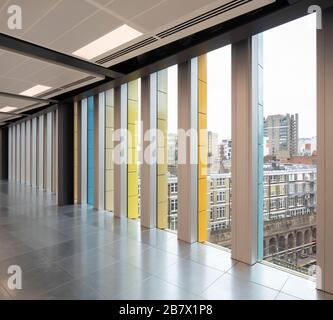 Blick auf farbige Terrakotta-Fliesen im Büro. Farringdon East Offices, Barbican, Großbritannien. Architekt: PLP-Architektur, 2020. Stockfoto