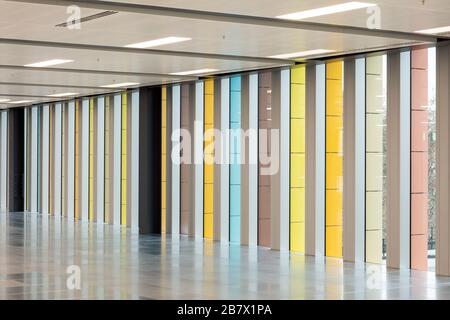 Blick auf farbige Terrakotta-Fliesen im Büro. Farringdon East Offices, Barbican, Großbritannien. Architekt: PLP-Architektur, 2020. Stockfoto