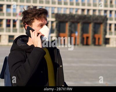 Laibach, Slowenien;12.03.2020.man trägt FFP3 Gesichtsschutzmaske, da sich im Stadtzentrum das neue Coronavirus Sars-CoV-2 und eine Grippe herausgebildet haben. Stockfoto