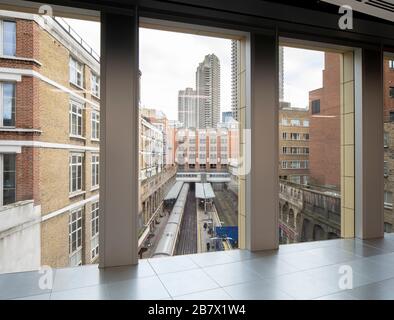 Blick vom Büro in Richtung Barbican U-Bahn-Station. Farringdon East Offices, Barbican, Großbritannien. Architekt: PLP-Architektur, 2020. Stockfoto