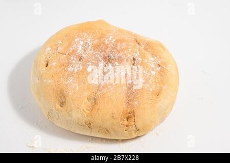 Frisch gebackenes Brot isoliert auf weißem Hintergrund Stockfoto
