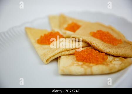 Kaviar mit Pfannkuchen auf einem weißen Teller Stockfoto