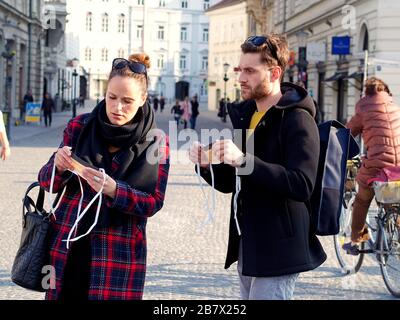 Laibach, Slowenien; 12.03.2020. Paare und Freunde, die regelmäßig Gesichtsschutzmaske tragen, seit sich das neue Coronavirus Sars-CoV-2 und eine Grippe herausgebildet haben. Stockfoto