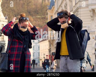 Laibach, Slowenien; 12.03.2020. Paare und Freunde, die regelmäßig Gesichtsschutzmaske tragen, seit sich das neue Coronavirus Sars-CoV-2 und eine Grippe herausgebildet haben. Stockfoto