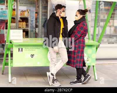 Laibach, Slowenien; 12.03.2020. Paare und Freunde, die regelmäßig Gesichtsschutzmaske tragen, seit sich das neue Coronavirus Sars-CoV-2 und eine Grippe herausgebildet haben. Stockfoto