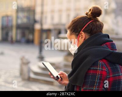 Frau, die FFP3 Gesichtsschutzmaske trägt, seit sich das neue Coronavirus Sars-CoV-2 entwickelt hat, das regelmäßige Aktivitäten wie Telefonieren in der Innenstadt unternimmt. Stockfoto