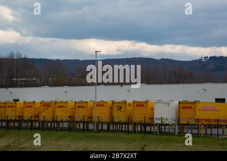 Neuwied, Deutschland - 07. März 2020: DHL-Liefercontainer vor einem DHL-Depot . DHL ist ein globaler Marktführer in der Logistik. Stockfoto