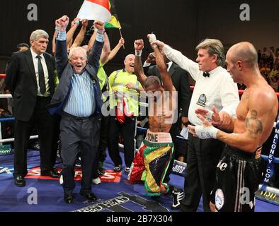 Rendall Munroe (mehrfarbig bemehlte Shorts, The Boxing Binman) besiegt Simone Maludrottu in einem Super-Bantagewicht-Boxwettkampf um den europäischen EBU-Titel Stockfoto