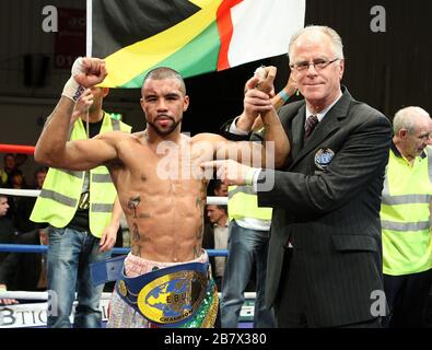 Rendall Munroe (mehrfarbig bemehlte Shorts, The Boxing Binman) besiegt Simone Maludrottu in einem Super-Bantagewicht-Boxwettkampf um den europäischen EBU-Titel Stockfoto