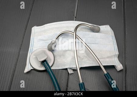 Sicherheitsmaske und Stethoskop für den persönlichen Schutz und die Erkennung von Infektionskrankheiten, die durch Viren und Bakterien verursacht werden Stockfoto
