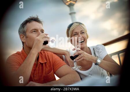 Glückliches Paar mittleren Alters Zeit heute genießen auf einer Kreuzfahrt Urlaub. Stockfoto