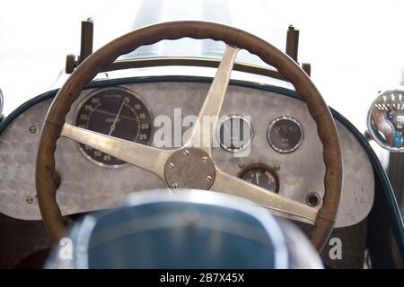 Bugatti Rennwagen in Blau mit Holzlenkrad und alten Rädern. Stockfoto