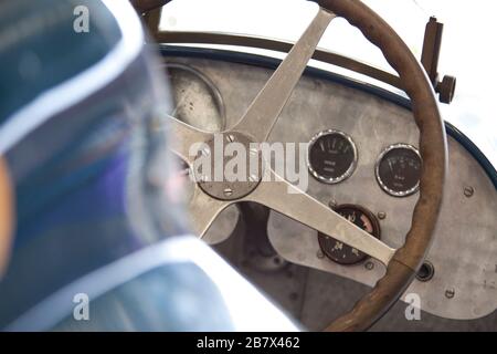 Bugatti Rennwagen in Blau mit Holzlenkrad und alten Rädern. Stockfoto