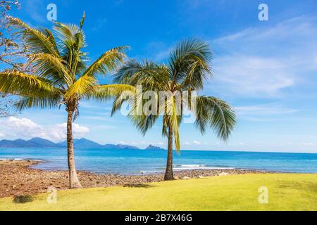 Blick über die Andamanensee und die Insel Anak Datai vom 16. Putting Green auf dem Rainforest Golf Course, dem Els Club, Teluk Datai, Langkawi, Stockfoto