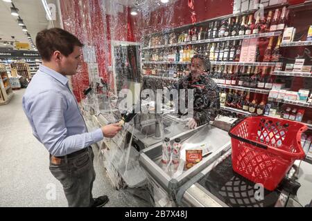 AUCHAN MONTIERT SCHILDE FÜR FRANZÖSISCHE KASSIERER IN DER CORONAVIRUS-KRISE Stockfoto