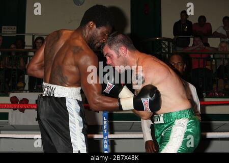 Dalton Miller (schwarze/weiße Shorts) besiegt Chris Brophy in einem Boxwettbewerb im Mittelgewicht in der York Hall, Bethnal Green, gefördert von Miranda Carter/Left Stockfoto