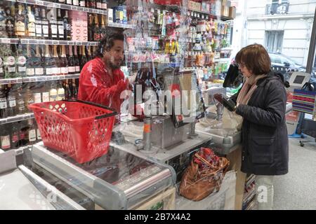 AUCHAN MONTIERT SCHILDE FÜR FRANZÖSISCHE KASSIERER IN DER CORONAVIRUS-KRISE Stockfoto